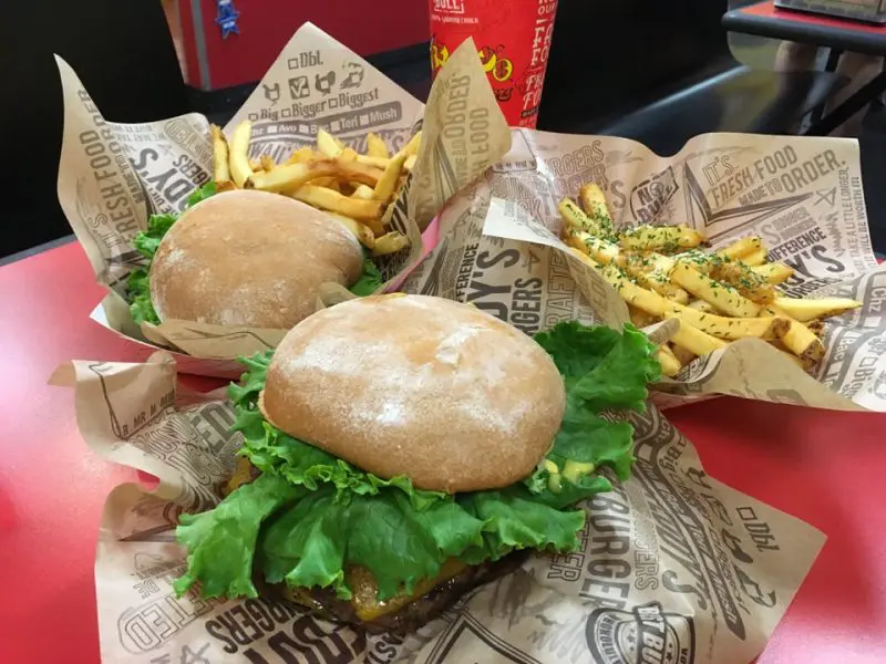 テディーズ・ビガーバーガーでアメリカンサイズのバーガー！モンスター