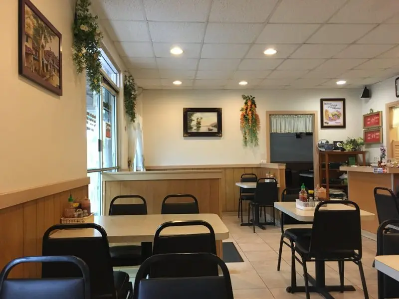 飾り気のない、町の食堂という雰囲気の店内