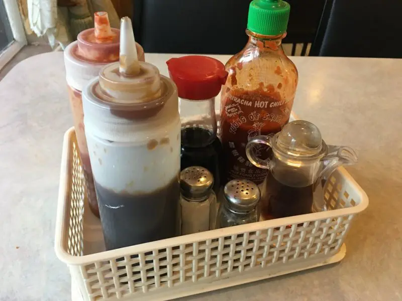 テーブルに置かれた調味料のかご
