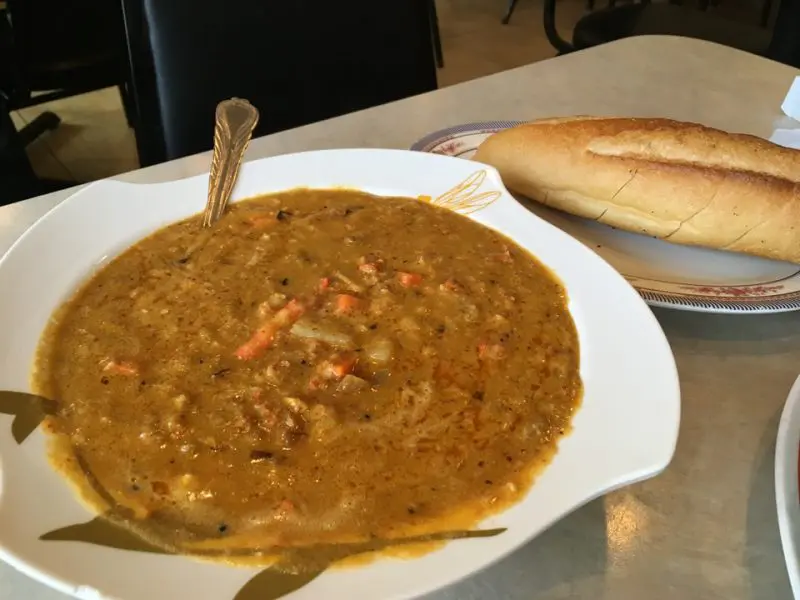 名物のカニカレー。とろりとしたカレーがたっぷり