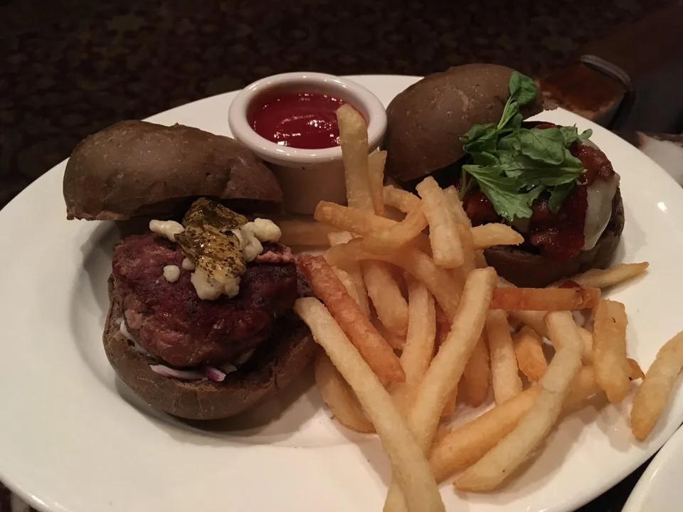 バイソンとラムのスライダー (Bison and Lamb Sliders) 12ドル