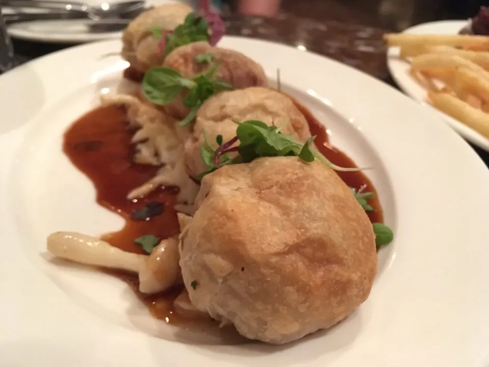 ウェリントンスタイルのミニプライムビーフフィレ (Mini Prime Filet of Beef Wellington Style) 10ドル