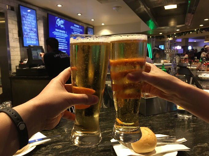 23oz (約680ml)のバドライト生 10ドルで乾杯！