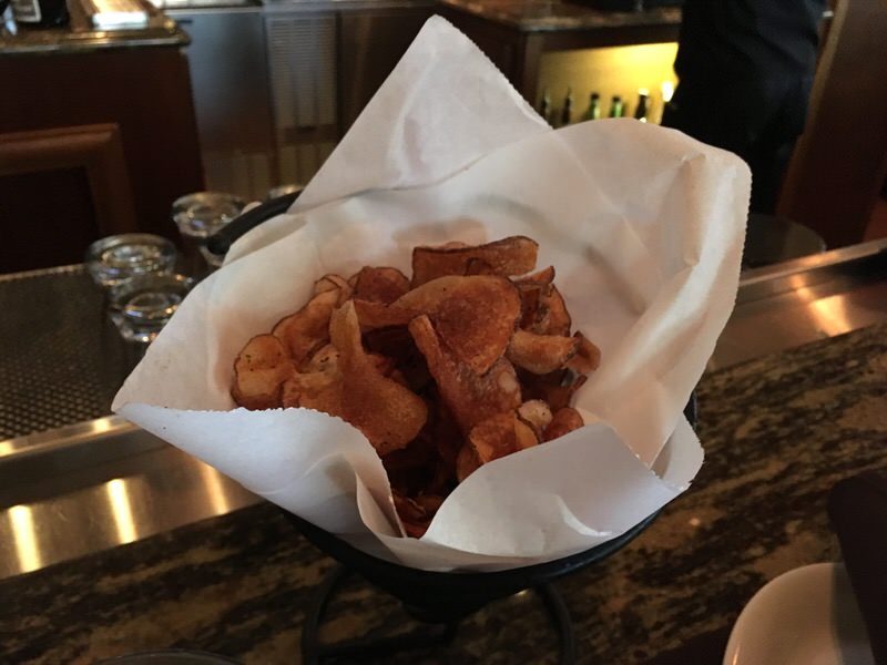 お通しの自家製ポテトチップス