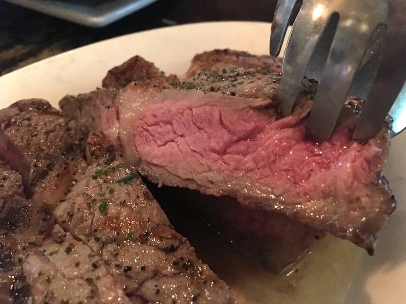 ミディアムに焼き上げられたリブアイステーキ