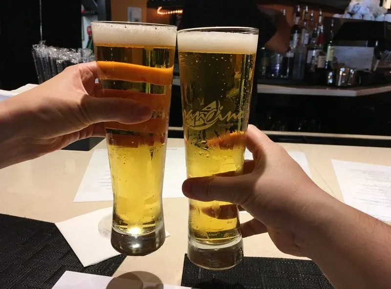5ドルのペローニドラフト(peroni draught)で乾杯!