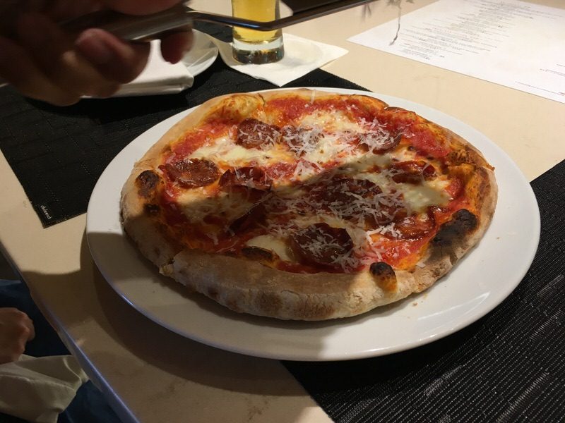 ペパロニピザ (pizza peperoni) 9ドル