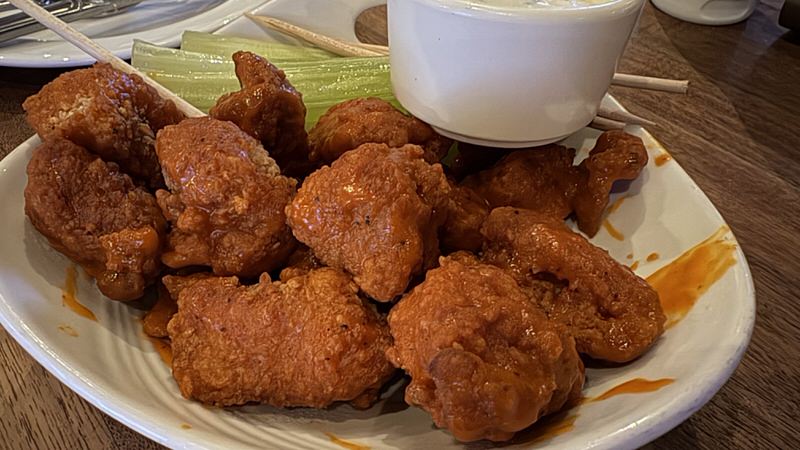 ヤードハウスのボンレスチキンウィング(バッファローソース)