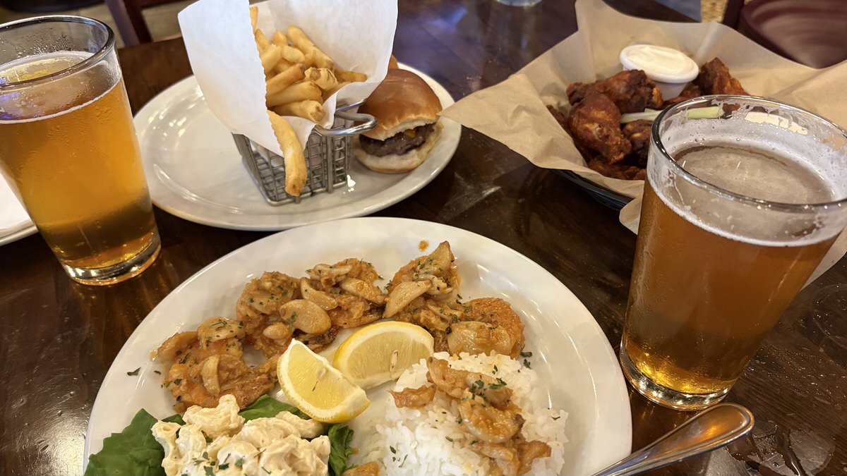 【ワイキキ名物】Giovanni Pastramiでハッピーアワー満喫！再訪してもやっぱり美味しかったガーリックシュリンプ