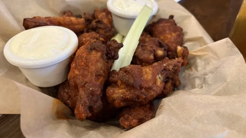 1 lbs. Chicken Wings（$15）– バッファロー味