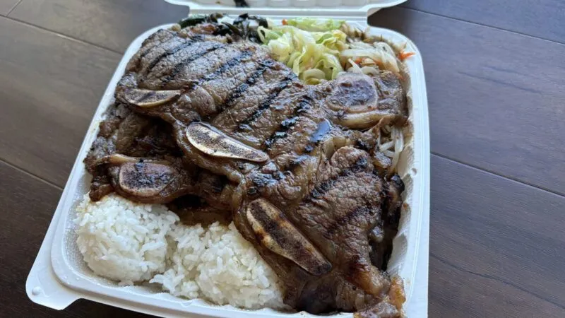 アラモアナで濃い味焼肉プレート！Yummy Korean BBQのカルビは家飲みのごちそう