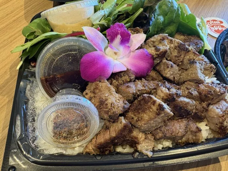 アラモアナで手軽に絶品ステーキ！Steak Teppeiのガーリックリブアイとクリームソース