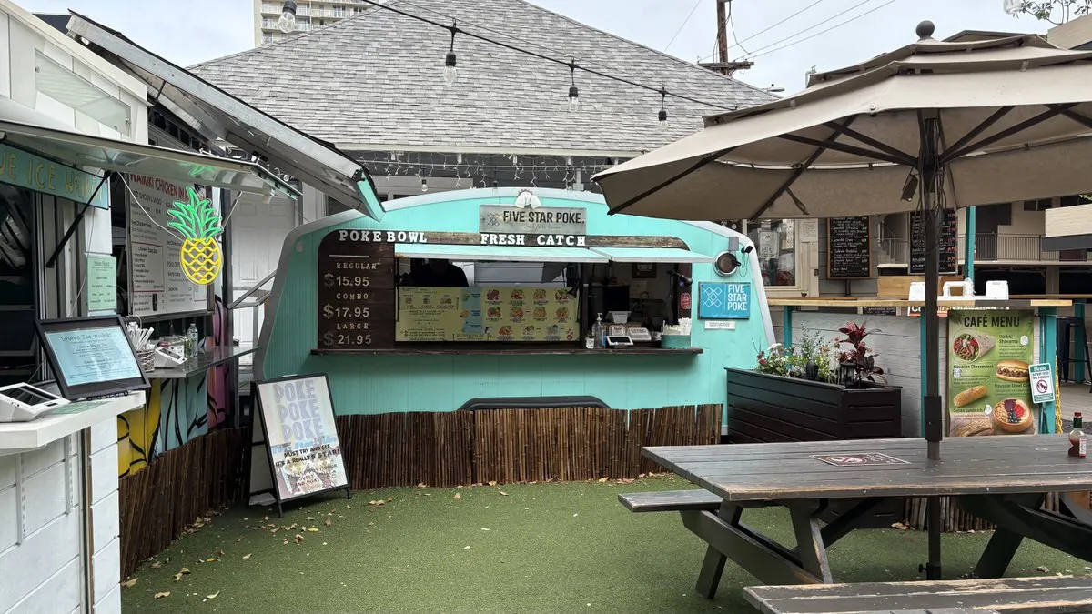 ワイキキのポケ専門店Five Star Poke！スパイシーマヨアヒとサーモンのコンボが部屋飲みに最高