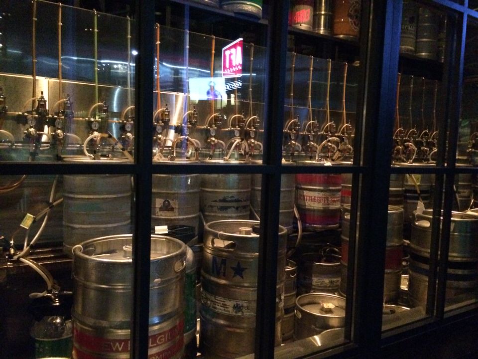 入り口に並ぶクラフトビールの樽