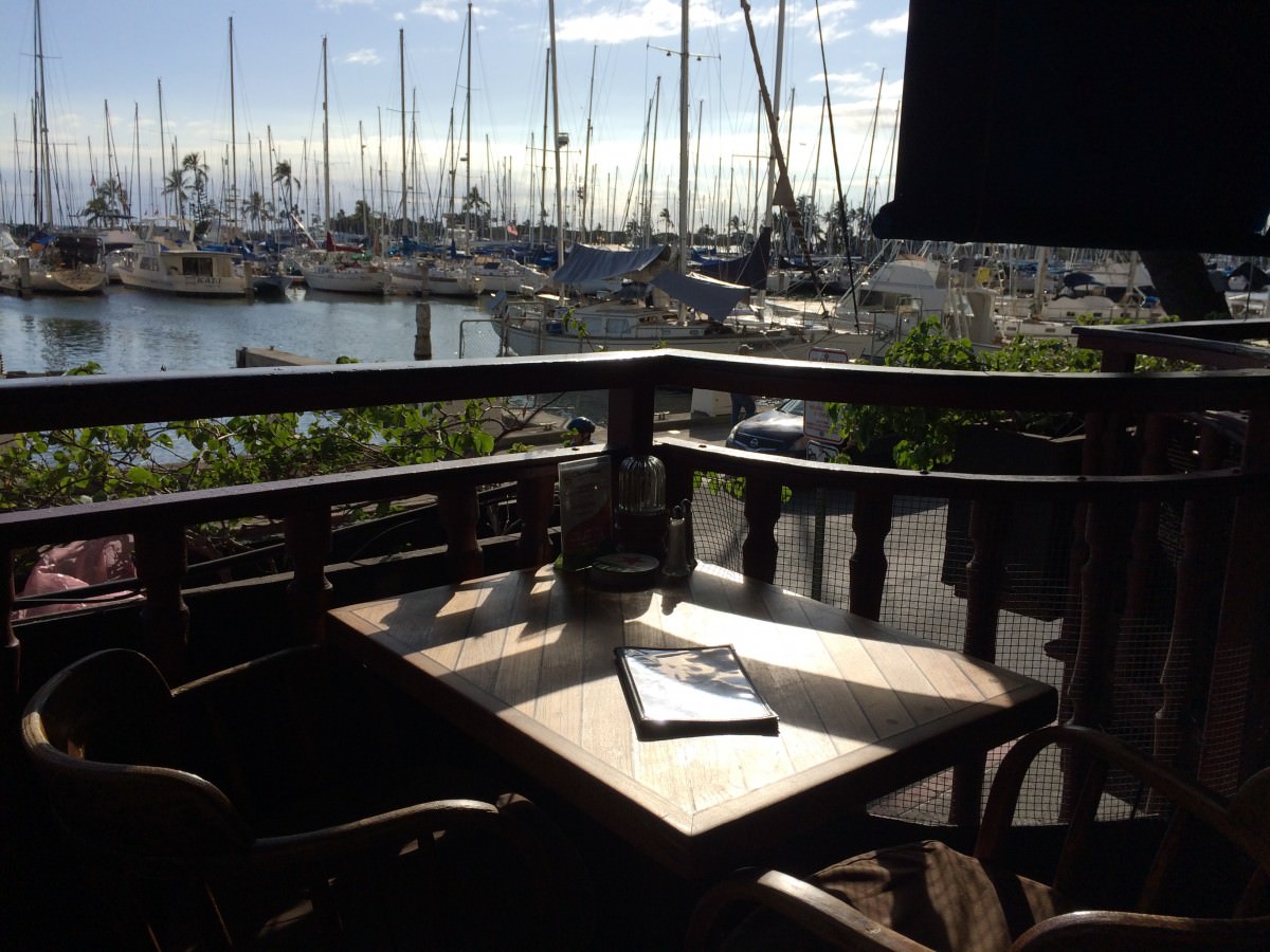 毎日実施でおつまみも充実！ヨットハーバーが目の前のチャートハウスワイキキでお得なハッピーアワー！ 出不精夫婦が暮らすように旅するブログ