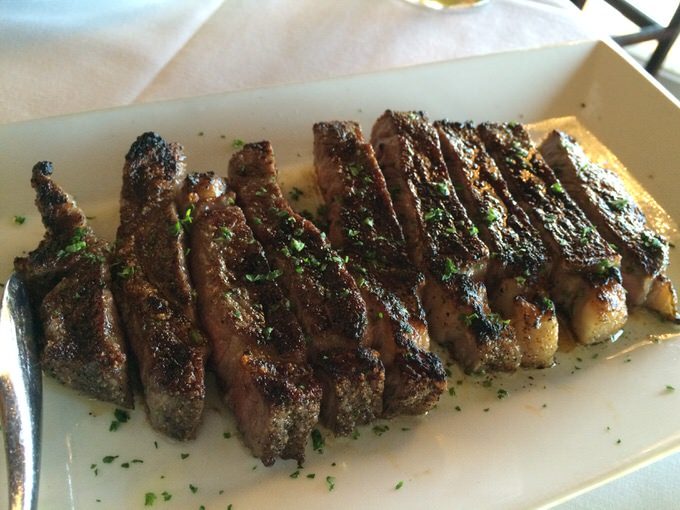 ハッピーアワーのリブアイステーキ 22ドル