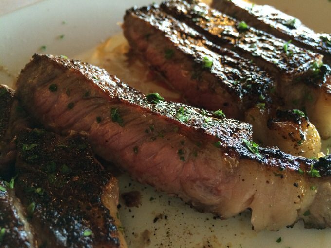 ハッピーアワーのリブアイステーキ 22ドル