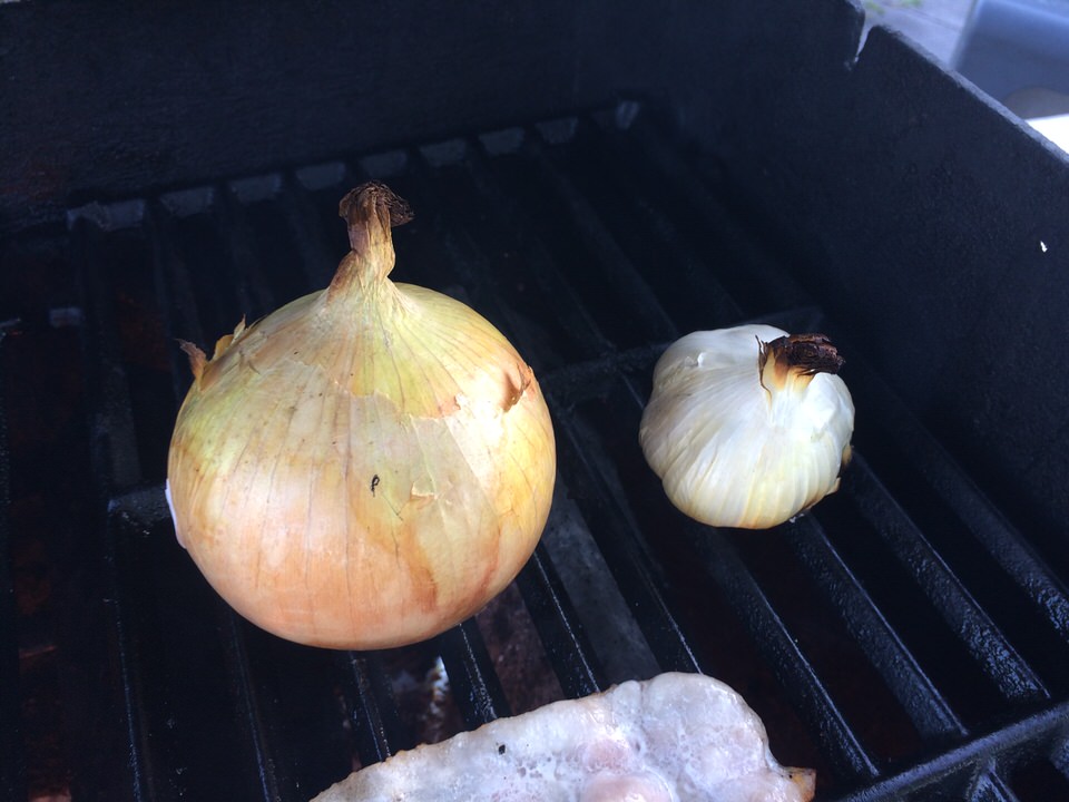 玉ねぎとニンニクは皮のまま丸焼きに