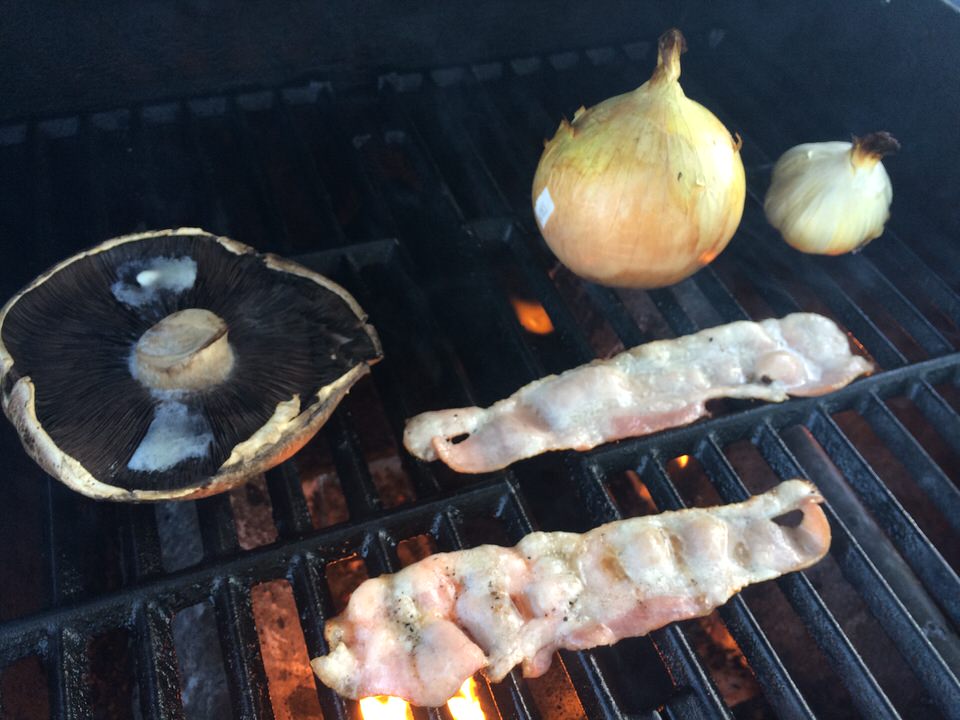 ベーコンとマッシュルームも焼きます