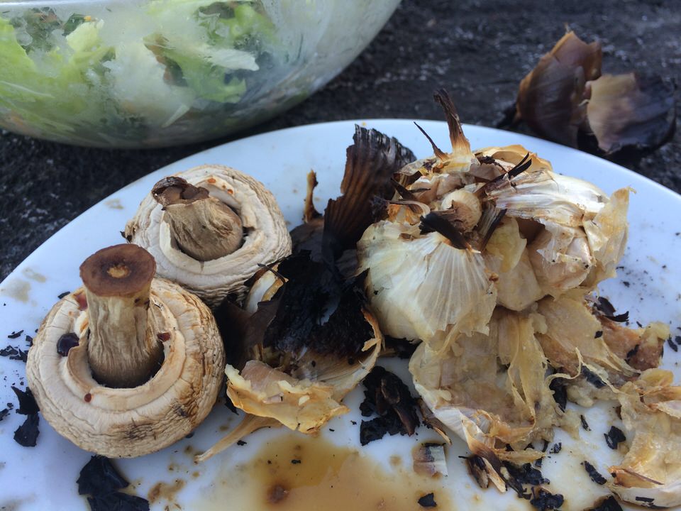 焼きあがったニンニクとマッシュルーム