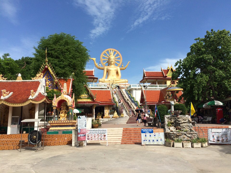 ビッグブッダ寺院。遠くからでも大仏がよく見えます。