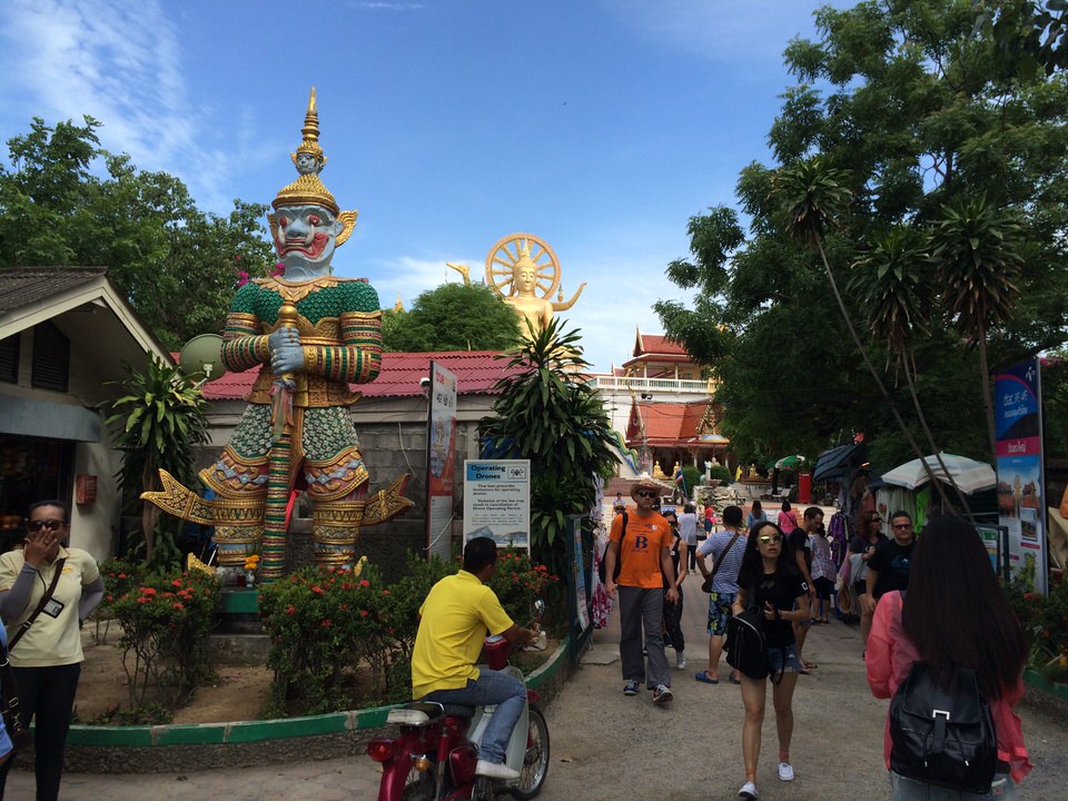 ビッグブッダ寺院。観光客で混雑しています。