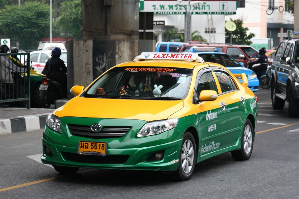 バンコク 緑と黄色のタクシー