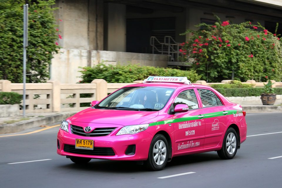 バンコク、ピンク色の法人タクシー
