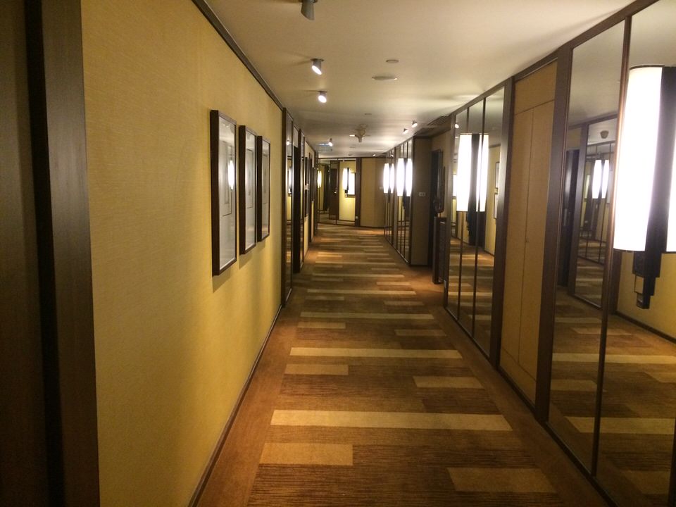 17階の通路。鏡張りです。