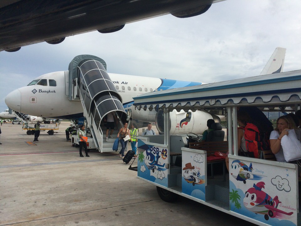 飛行機を降りたらトラムに乗って移動