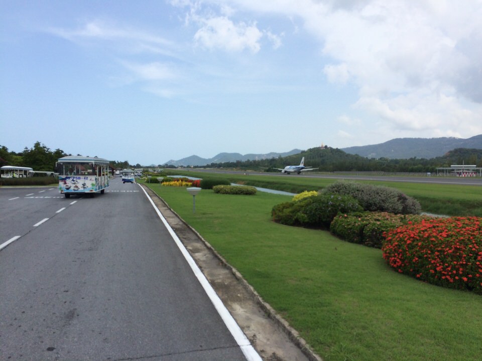 トラムで飛行機まで移動中