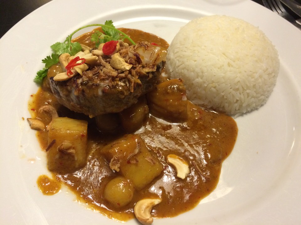 Beef Massaman Curry (ビーフマッサマンカレー) 590THB