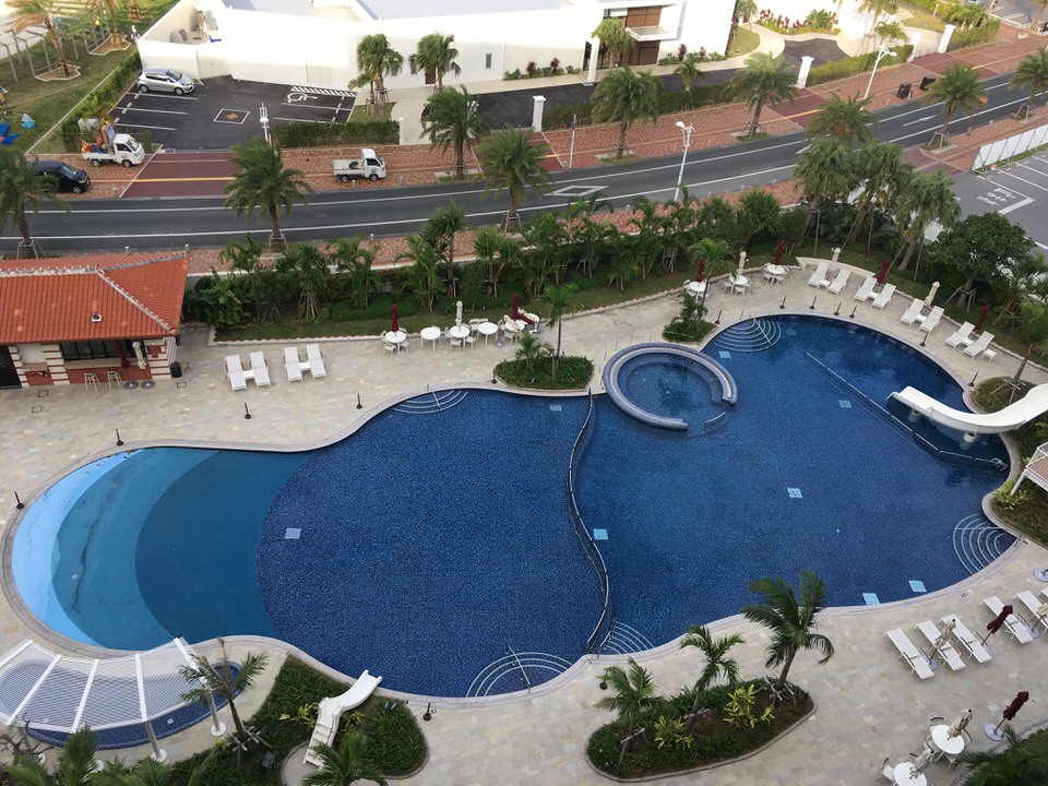 真下にはプールが見えます。