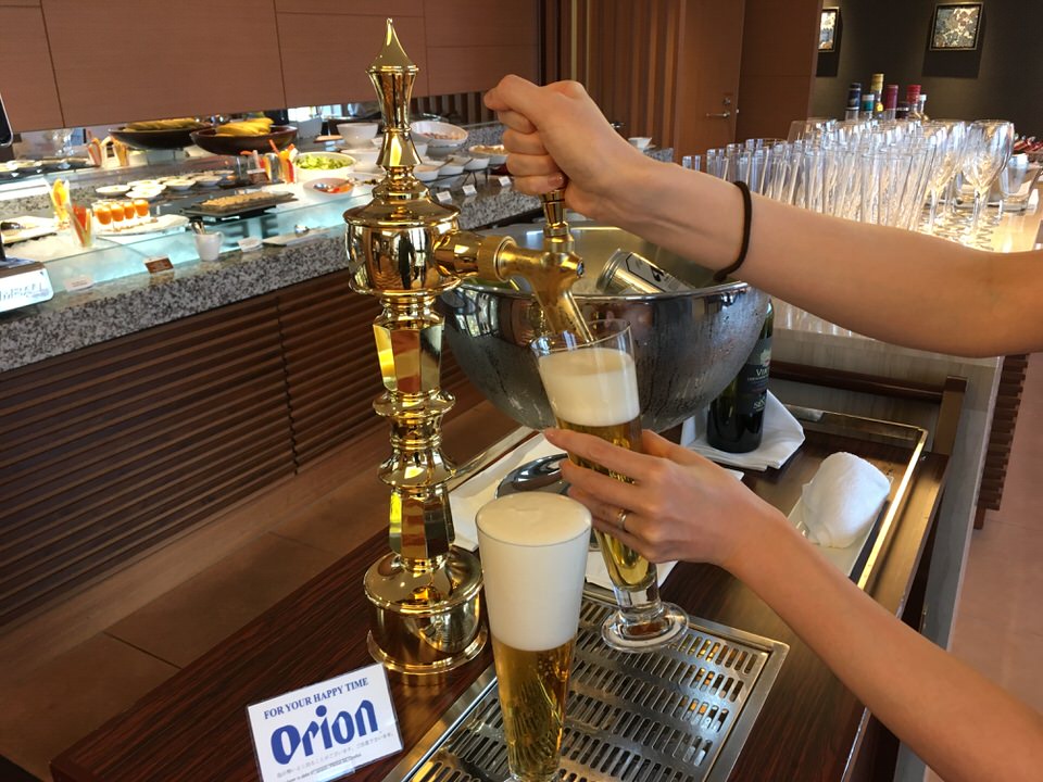 エグゼクティブラウンジおカクテルタイムでは生のオリオンビールが飲めます！