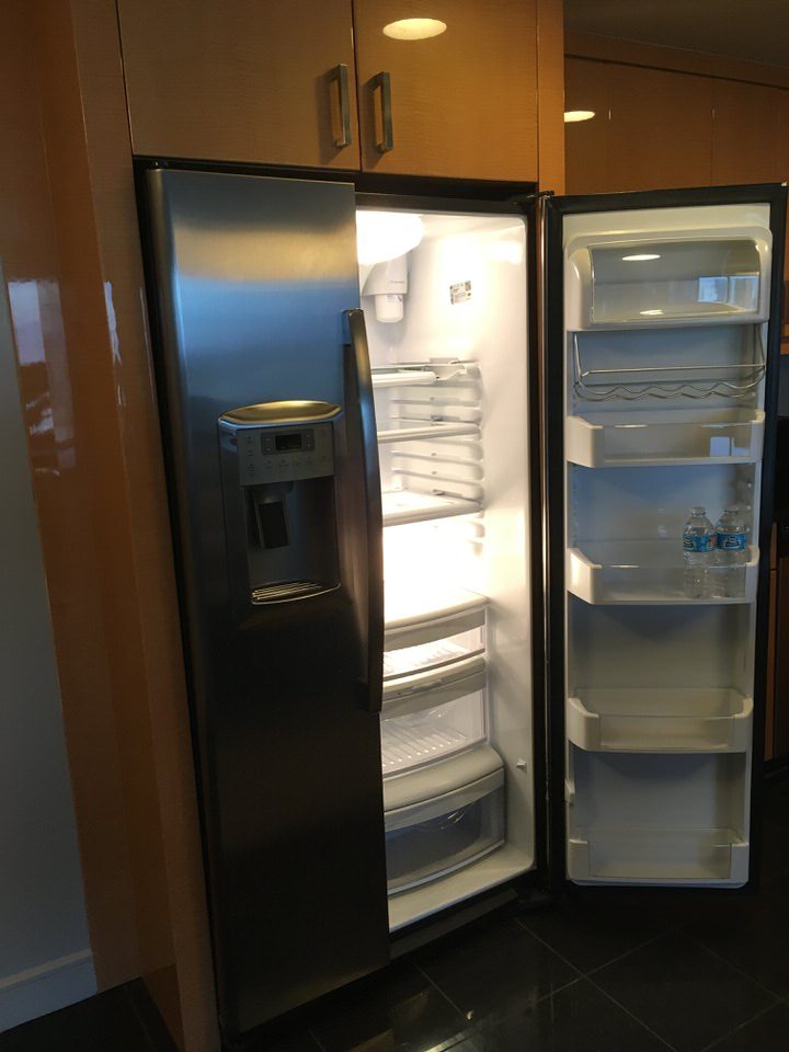 大きくて新しい冷蔵庫