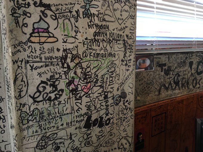 壁一面に落書きが