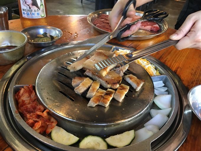 店員さんが焼いて、カットまでしてくれます。