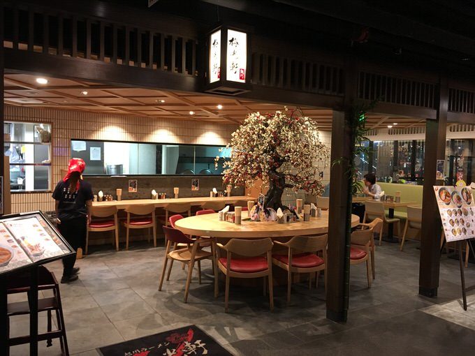 真ん中のテーブルには桜が咲いています。