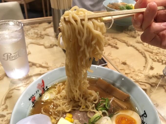 麺は中細ちぢれ麺で日本と変わらないクオリティー