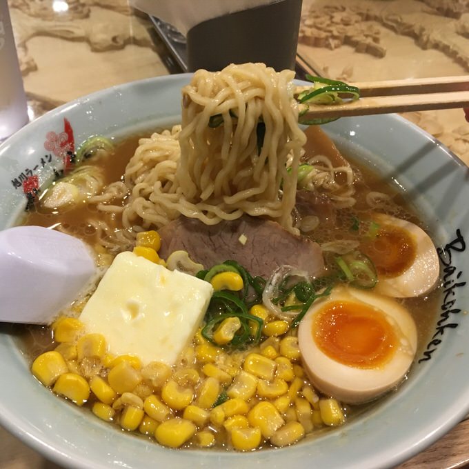 梅光軒 ワイキキ横丁店の醤油バターラーメン 煮玉子トッピング