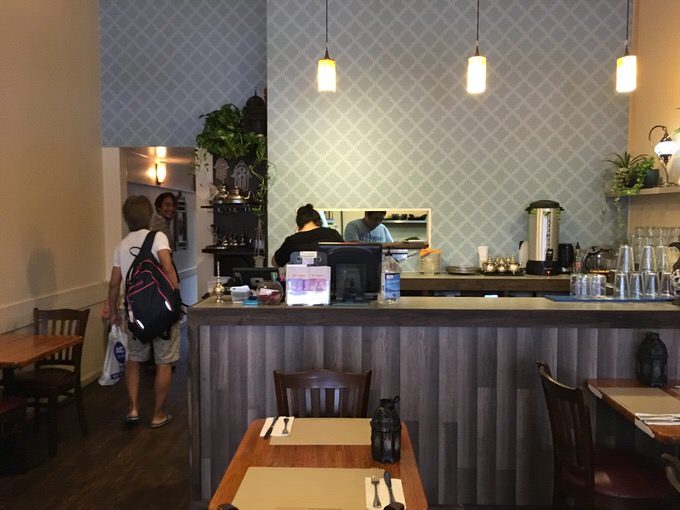 左側にある奥へと続く通路を抜けると・・・