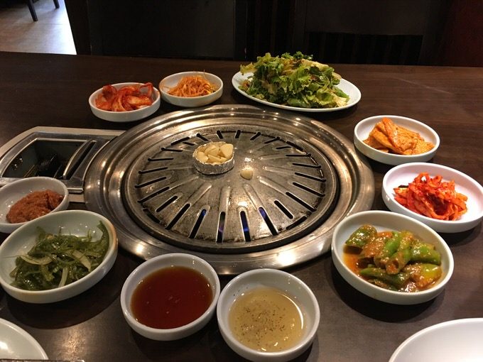 大量に運ばれてくる無料の料理たち