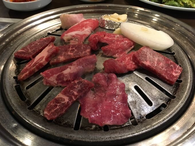 親切な店員さんにどんどん肉を焼かれます