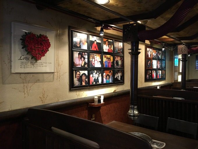 壁には有名人らしき人達の写真が