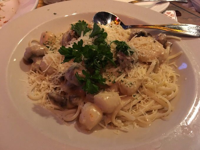 SHRIMP & SCALLOP SCAMPI w/PASTA エビとホタテのスキャンピ パスタ添え 14ドル