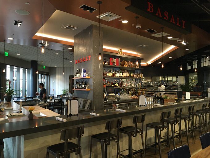 バサルトのバーカウンター