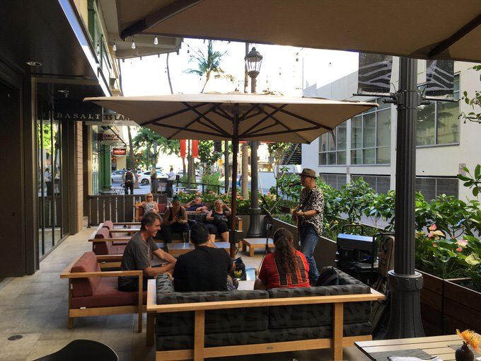 屋外にはライブミュージックを間近で聞ける席も