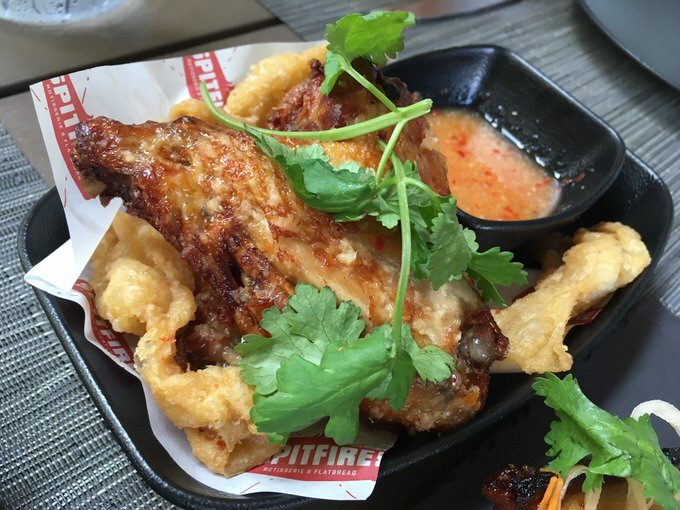 ADOBO CHICKEN WINGS & CRACKERS アドボチキンウィングとクラッカー 10ドル