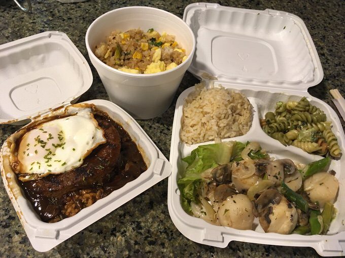 左からミニロコモコ、フライドライス、クリーミースキャロップ