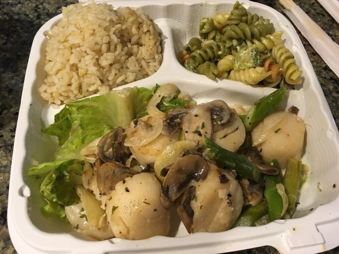 パイオニア・サルーンのクリーミースキャロップ 13ドル